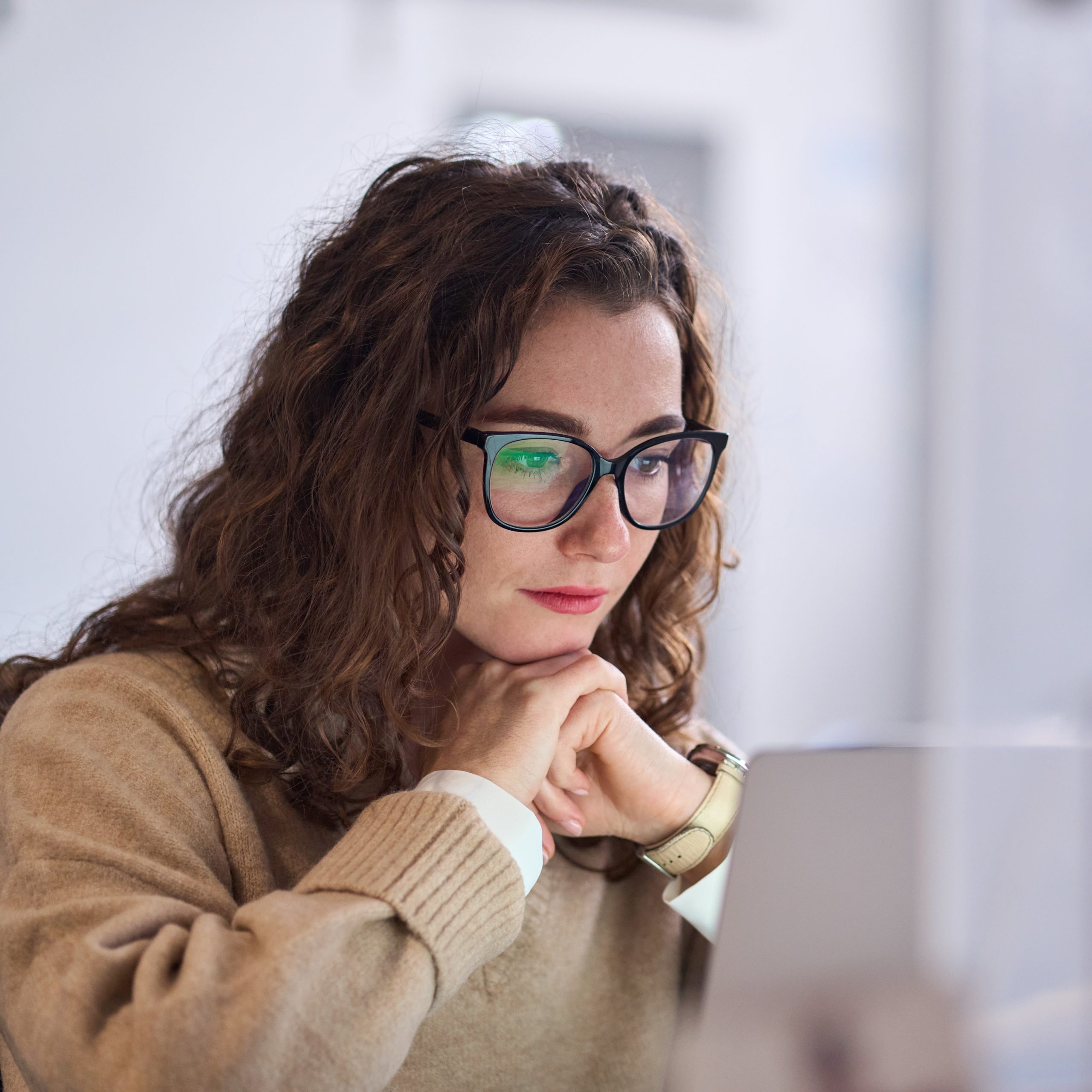 A Kentucky woman searching on her laptop "How Does the Abortion Pill Work?"